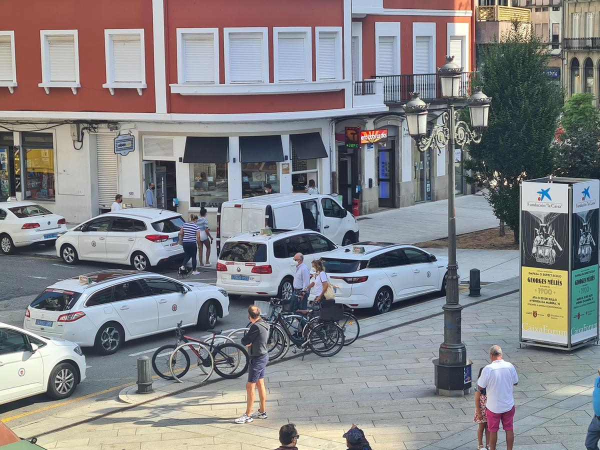 Una furgoneta que accedió a la plaza para estacionar y repartir paquetes, ayer.