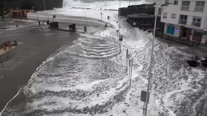 Calles inundadas y cortes de carreteras en Llançà (Girona) por el temporal de lluvias