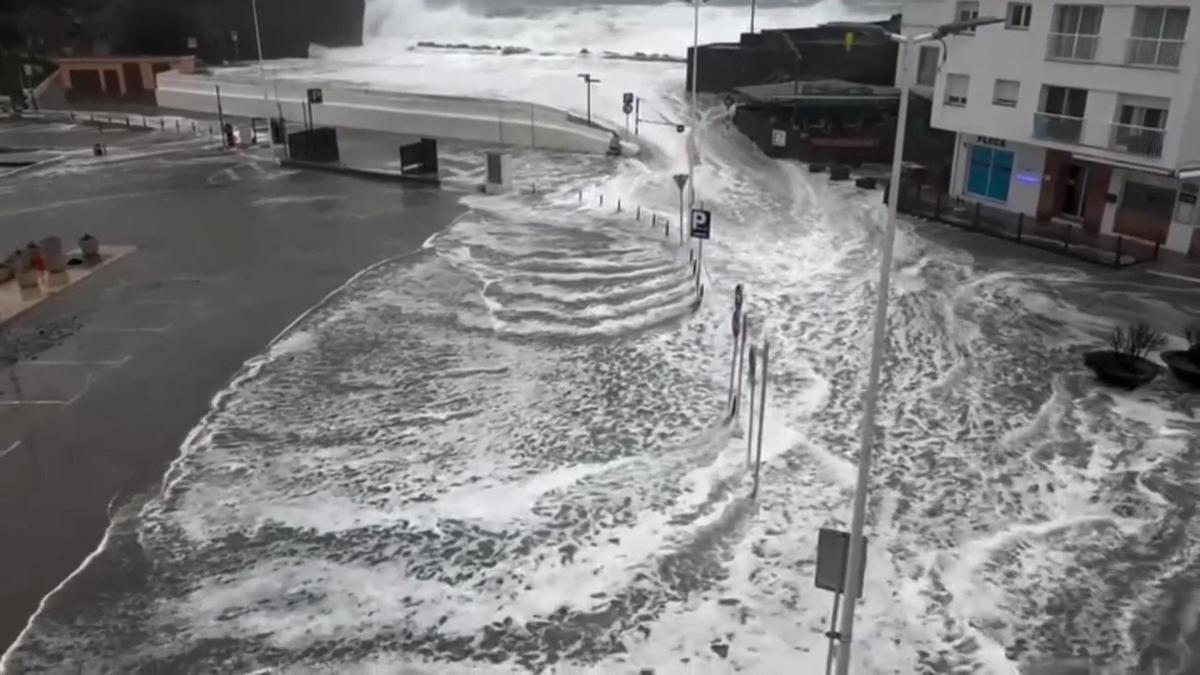 Calles inundadas y cortes de carreteras en Llançà (Girona) por el temporal de lluvias