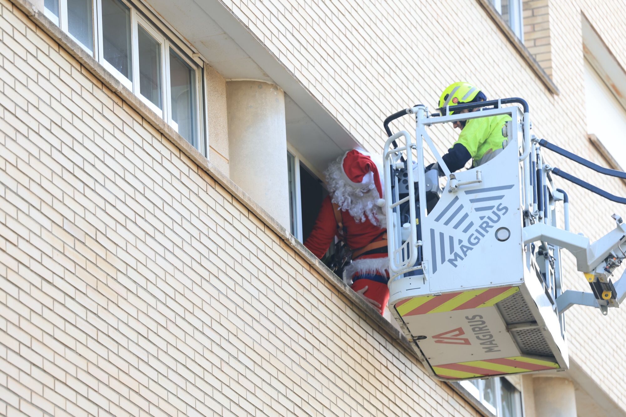 Mediterráneo y Todojuguete reparten ilusión entre los niños hospitalizados