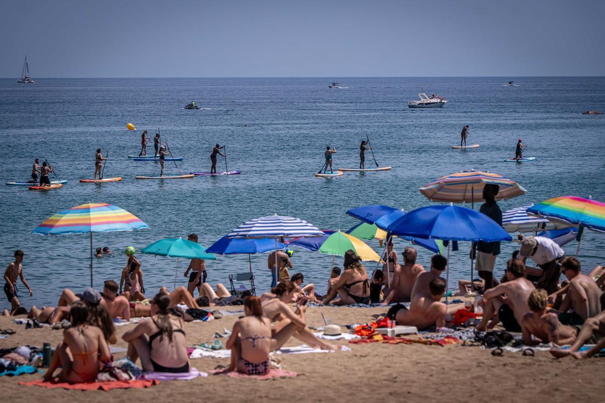 Las playas de Barcelona se llenan con el aumento de las temperaturas