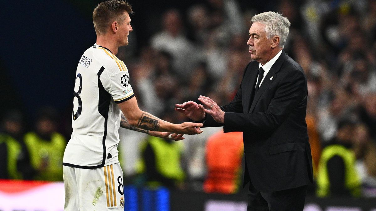 Toni Kroos saluda a Carlo Ancelotti durante el cambio en Wembley.