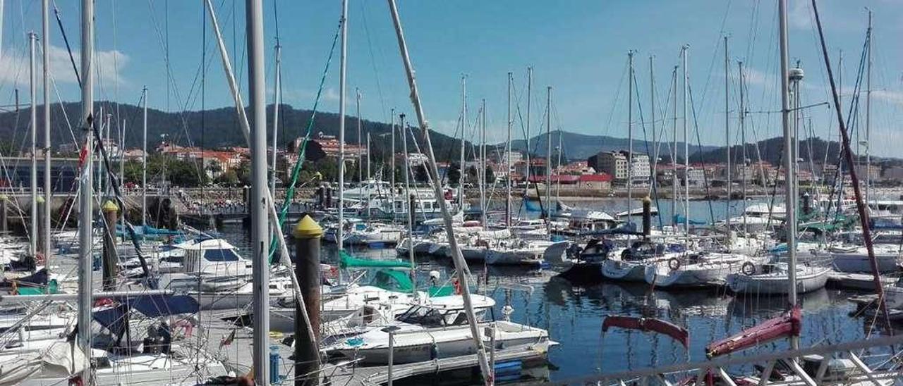 Puerto deportivo de Cangas, que gestiona el Real Club Naútico Rodeira. // E.T.