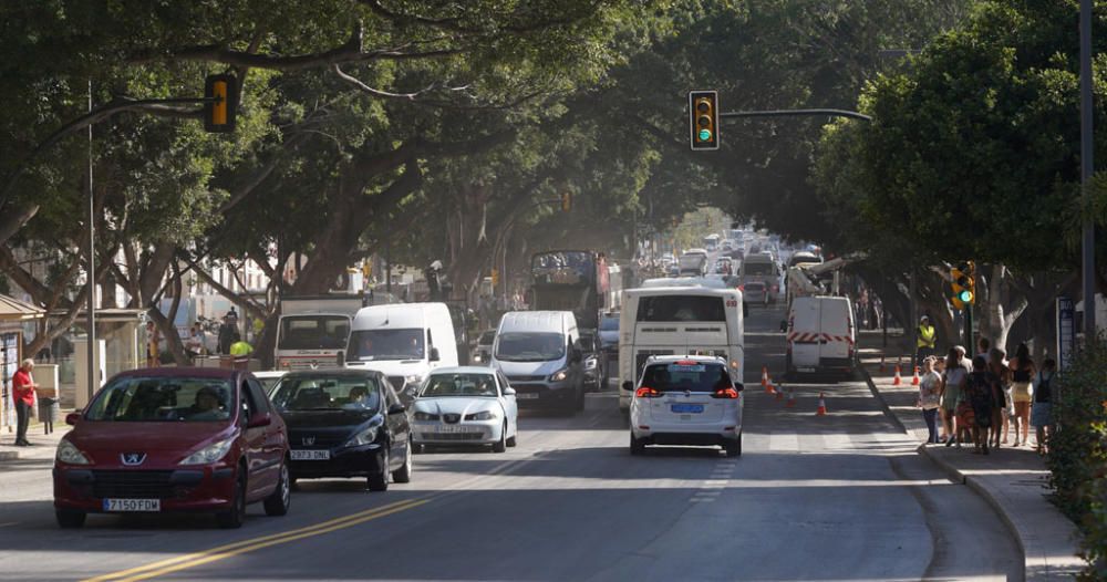 El avance de las obras del metro de Málaga en los tramos entre El Perchel y Atarazanas ha permitado que este lunes la avenida de Andalucía recupere los dos sentidos y que la Alameda de Colón cambie la circulación, permitiéndose únicamente en dirección sur, hacia la avenida Manuel Agustín Heredia, como estaba en 2015.