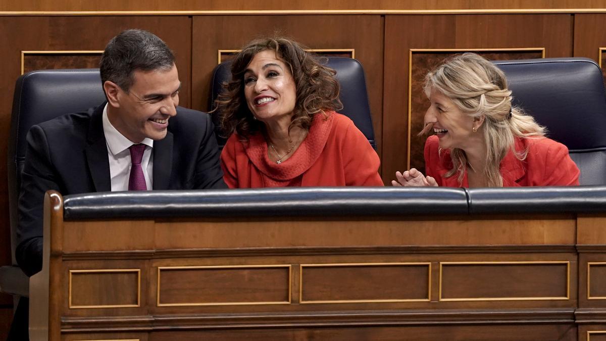 El presidente de Gobierno, Pedro Sánchez , con las vicepresidentas María Jesús Montero y Yolanda Díaz, en sesión de control en el Congreso.