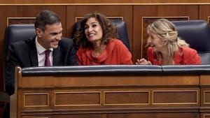 El presidente de Gobierno, Pedro Sánchez , con las vicepresidentas María Jesús Montero y Yolanda Díaz, en sesión de control en el Congreso.