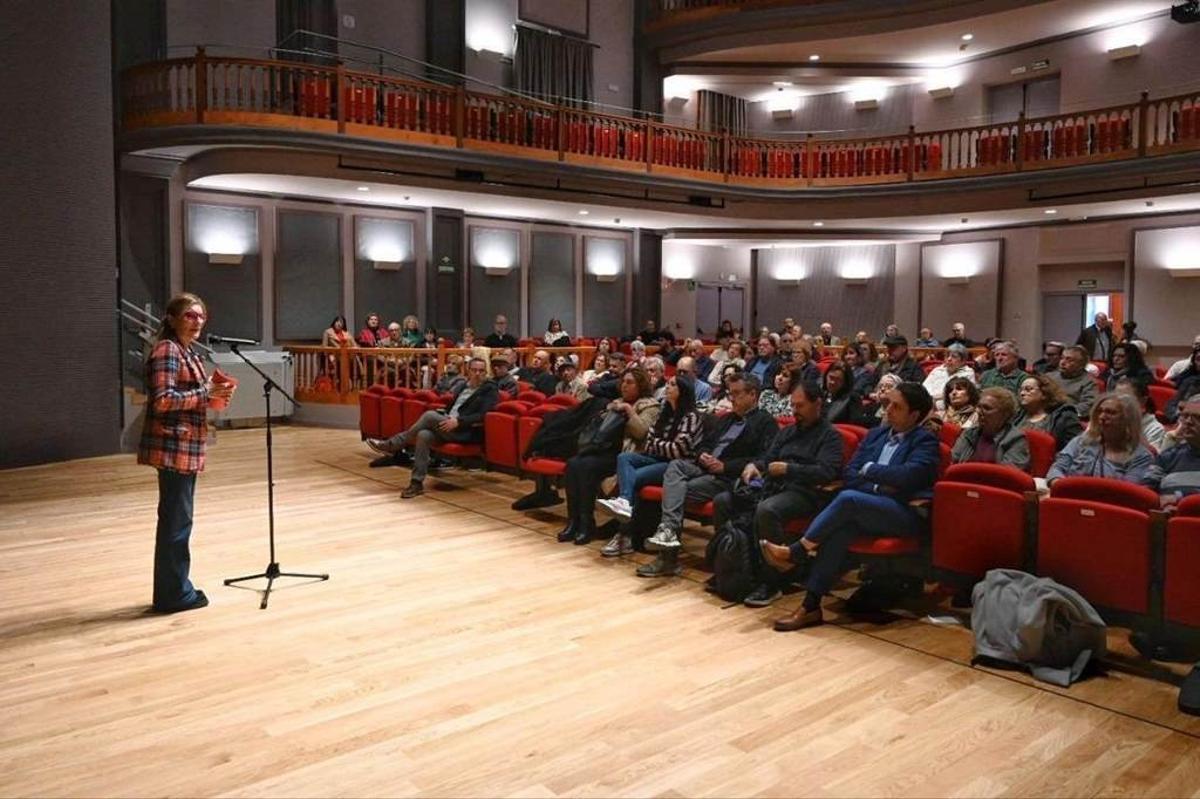 La alcaldesa de Rubí presentando el plan de usos del Casino a la ciudadanía