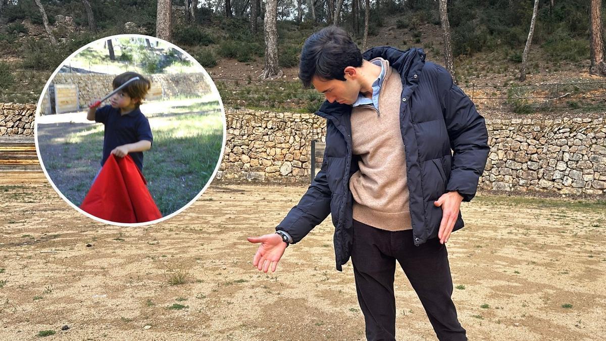 Samuel Navalón, de niño y ahora, en la placita de toros que hay en la Ermita de la Virgen del Rosario, en Ayora