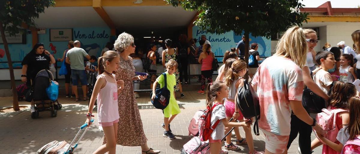 Alumnos del colegio Mediterráneo, saliendo antes del cierre del horario escolar el pasado año por el calor.