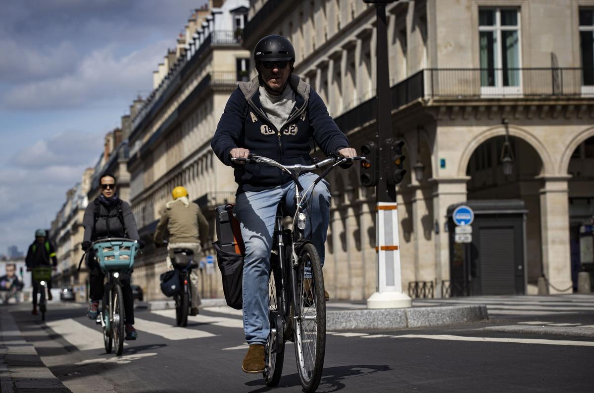 Carril bici en la calle Rivoli de la capital francesa.