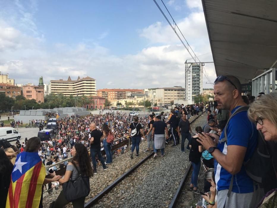 Els manifestants tallen la circulació de trens a Girona