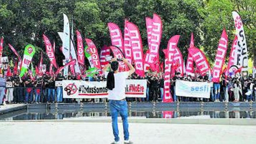 Un grupo de empleados protesta en la entrada de la junta. | M.A. MONTESINOS