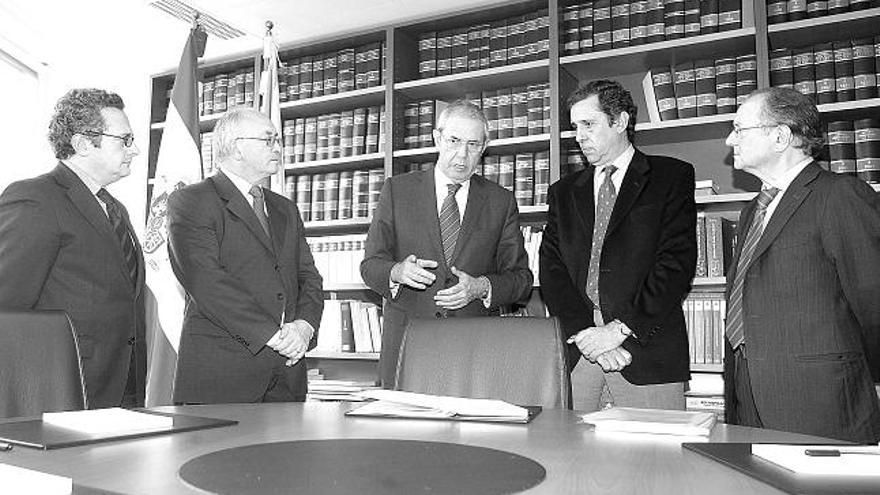 De izda. a dcha., Luis Moreno, director del Cetag; Pierre Ianni, director de la planta de Vigo del Grupo PSA Peugeot Citroën; Pérez Touriño, presidente de la Xunta; Antonio Vega, presidente del Clúster de Automoción de Galicia, y Luciano Martínez, tesorero de Ceaga.