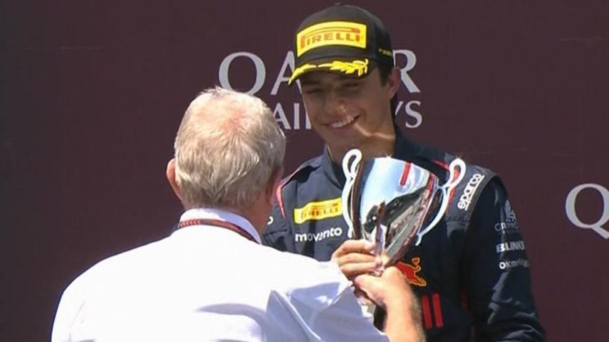 Helmut Marko le ha entregado a Pepe Martí en trofeo por su segundo puesto en el Red Bull Ring