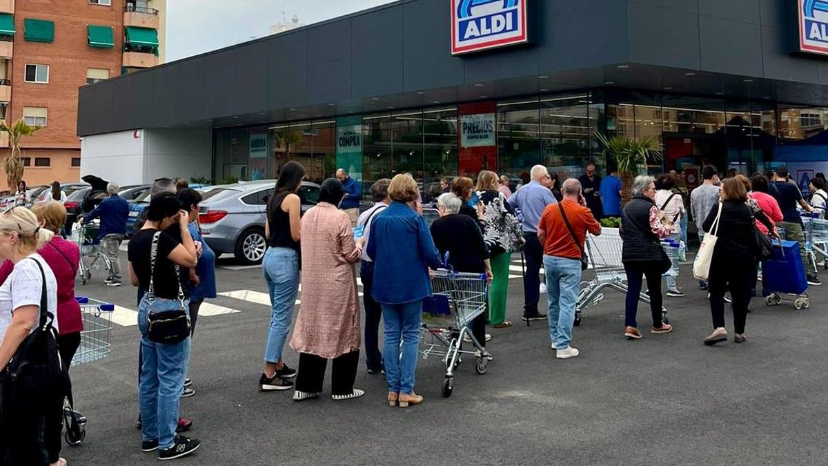 Cola a la puerta del nuevo establecimiento de Aldi en Alzira.