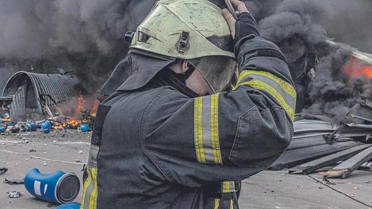Un bombero trabaja en la extinción del fuego de un almacén de productos químicos bombardeado en Kiev.