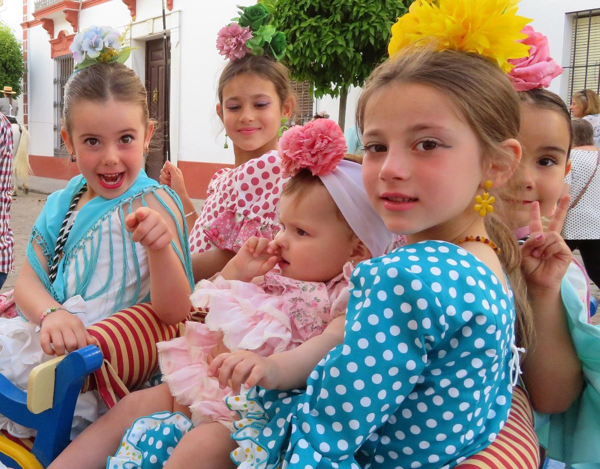 Niñas vestidas de flamenca acompañan al patrón de agricultores y ganaderos