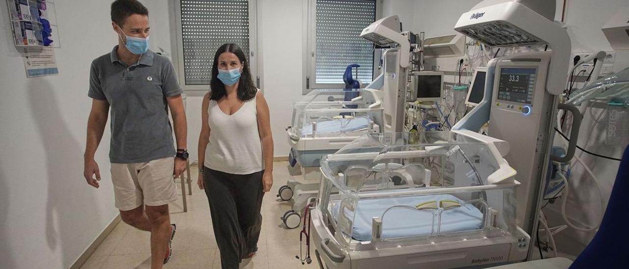 Llorenç Ramon i Anna Sánchez, a l’UCI de neonatologia de l’hospital Trueta