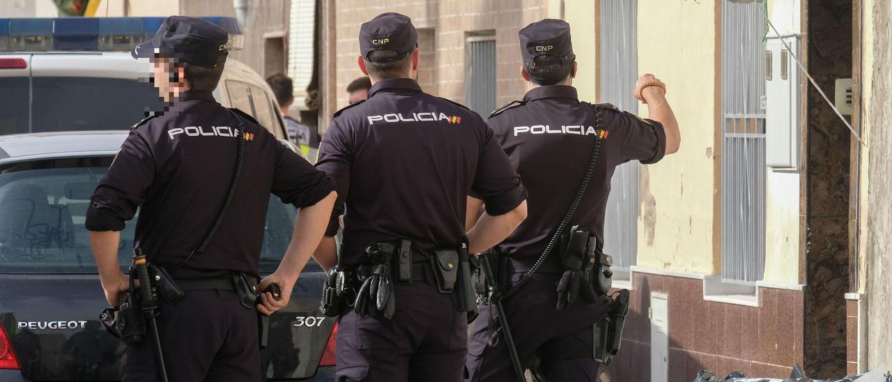 Agentes de la Policía Nacional de Elda-Petrer durante una intervención en el barrio de Numancia.