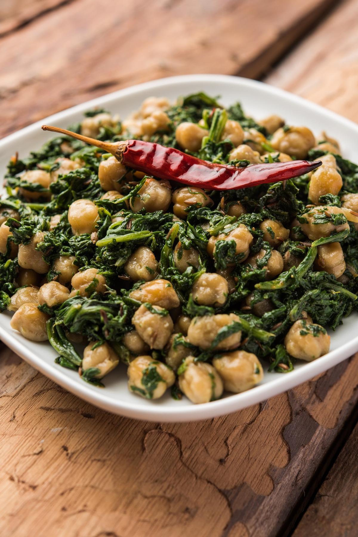 Espinacas con garbanzos, otro de los platos típicos de la cocina andaluza en otoño.