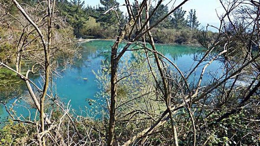 Una de las balsas mineras de la explotación minera.