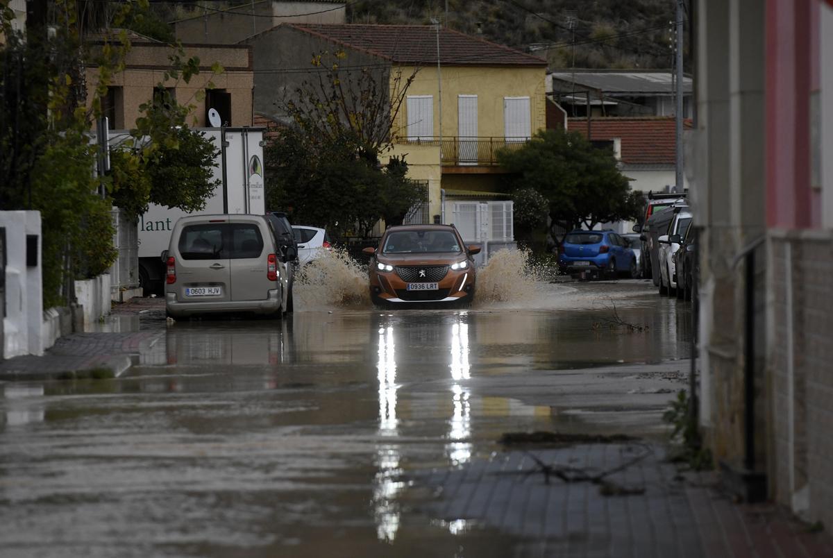 Así han dejado las lluvias las calles de Cobatillas