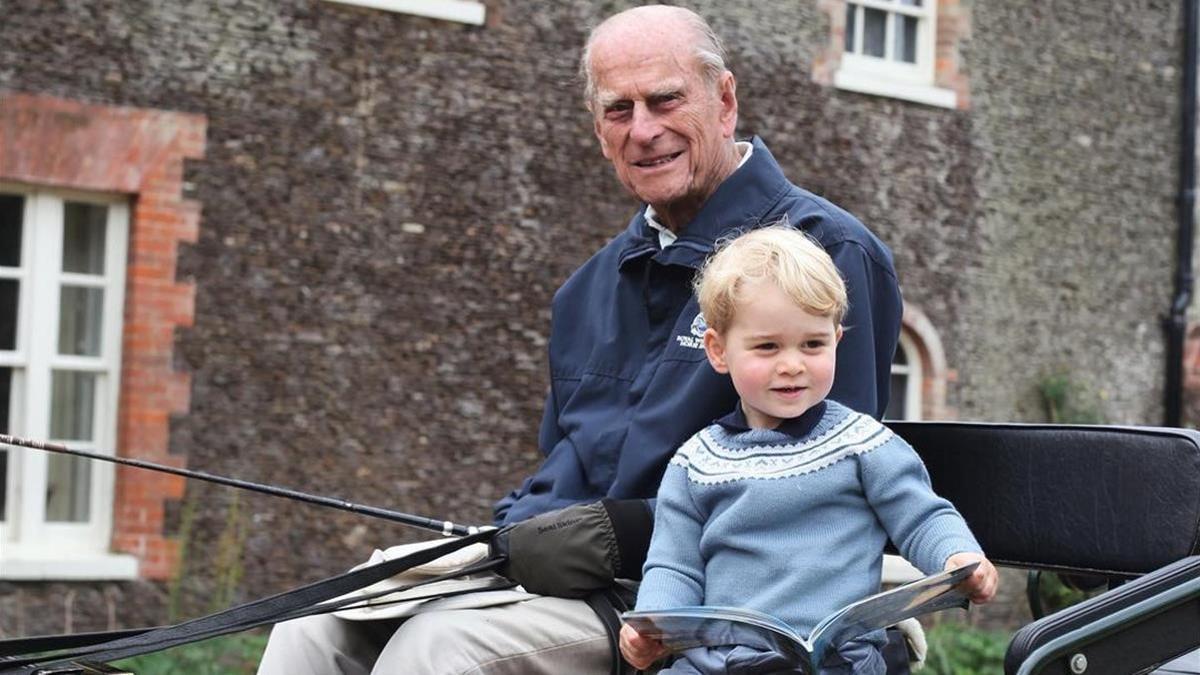 Felipe d Edimburgo (q murio hace unos dias) y su bisnieto  el principe Jorge de instagram 12 04 2021