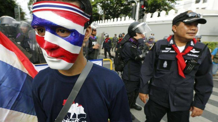 Manifestación en Bangkok contra la ley de amnistía presentada por el Gobierno