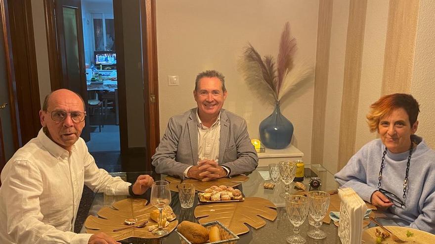 Rubén Ciraolo, su mujer Amparo y Michel Montaner, cenando.