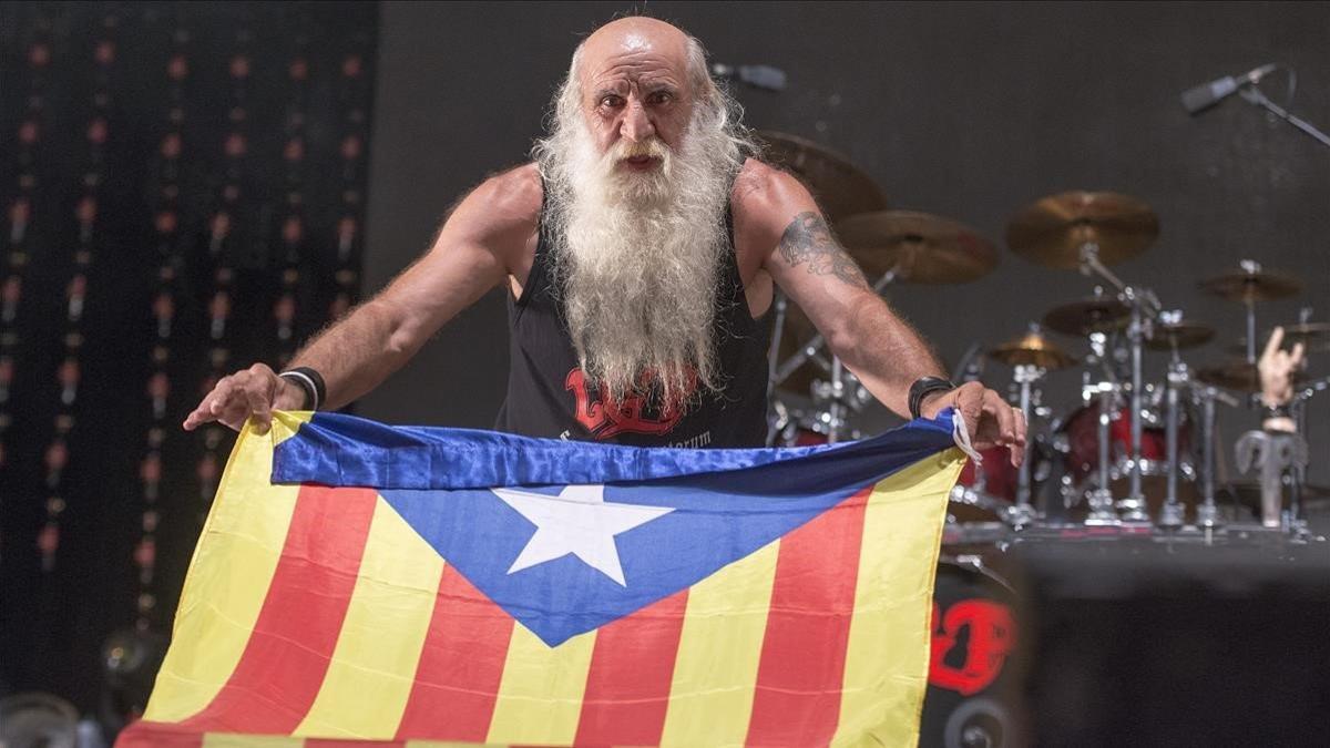 El batería Martín Rodríguez con una estelada.