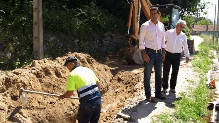 El alcalde visitó ayer las obras en el Camiño do Poutón.