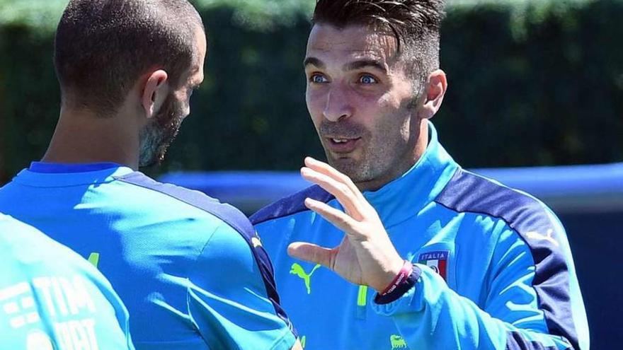 Buffon conversa con Bonucci durante el entrenamiento de ayer. // Daniel Dal Zennaro