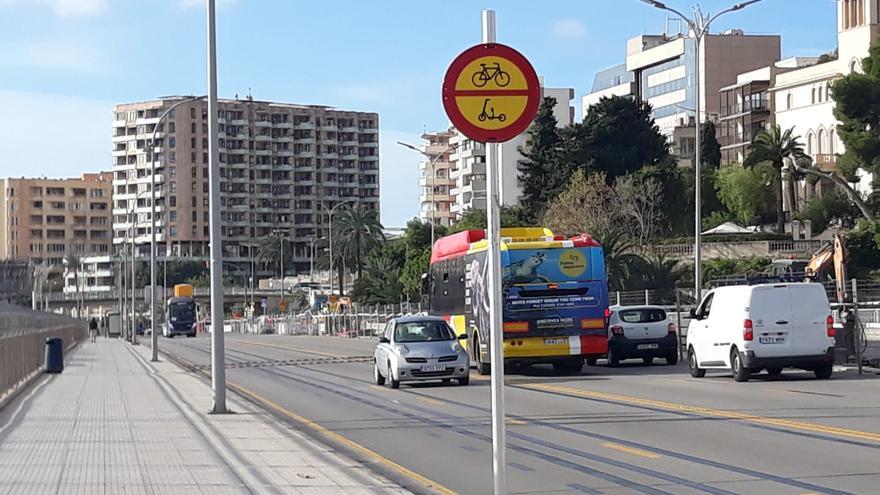Ciclistas reclaman a la Autoritat Portuària que restaure un tramo de carril bici eliminado en el Paseo Marítimo por las obras