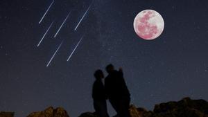 Fotomontaje de dos personas observando la luna de fresa y una lluvia de estrellas.