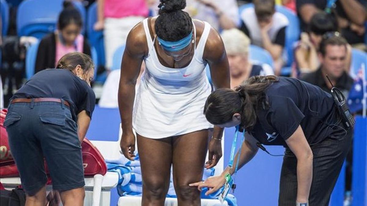 Serena Willimas se lesionó el martes mientras disputaba la Copa Hopman