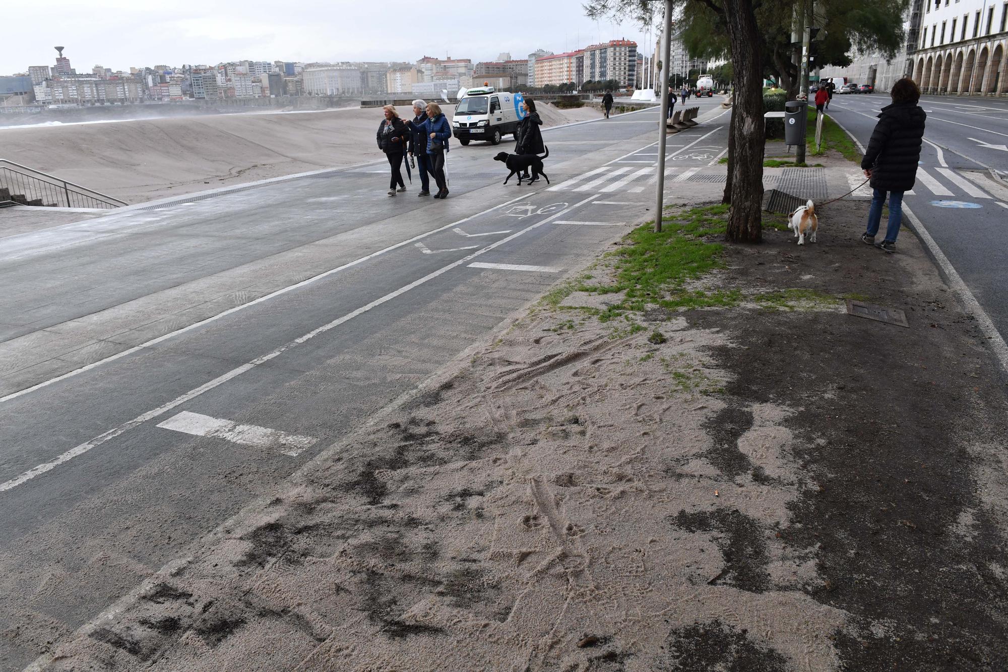 Alerta naranja por oleaje en A Coruña: Olas de 8 metros y arena hasta el paseo marítimo