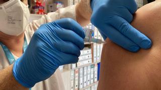 ¿Tiene efectos secundarios la cuarta dosis de la vacuna del covid?