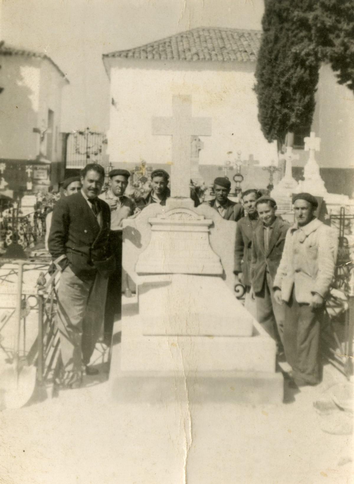 El cantero Daniel Martínez y el conserje Pedro Girón con enterradores al terminar la obra de la sepultura de Ramón Álvarez.