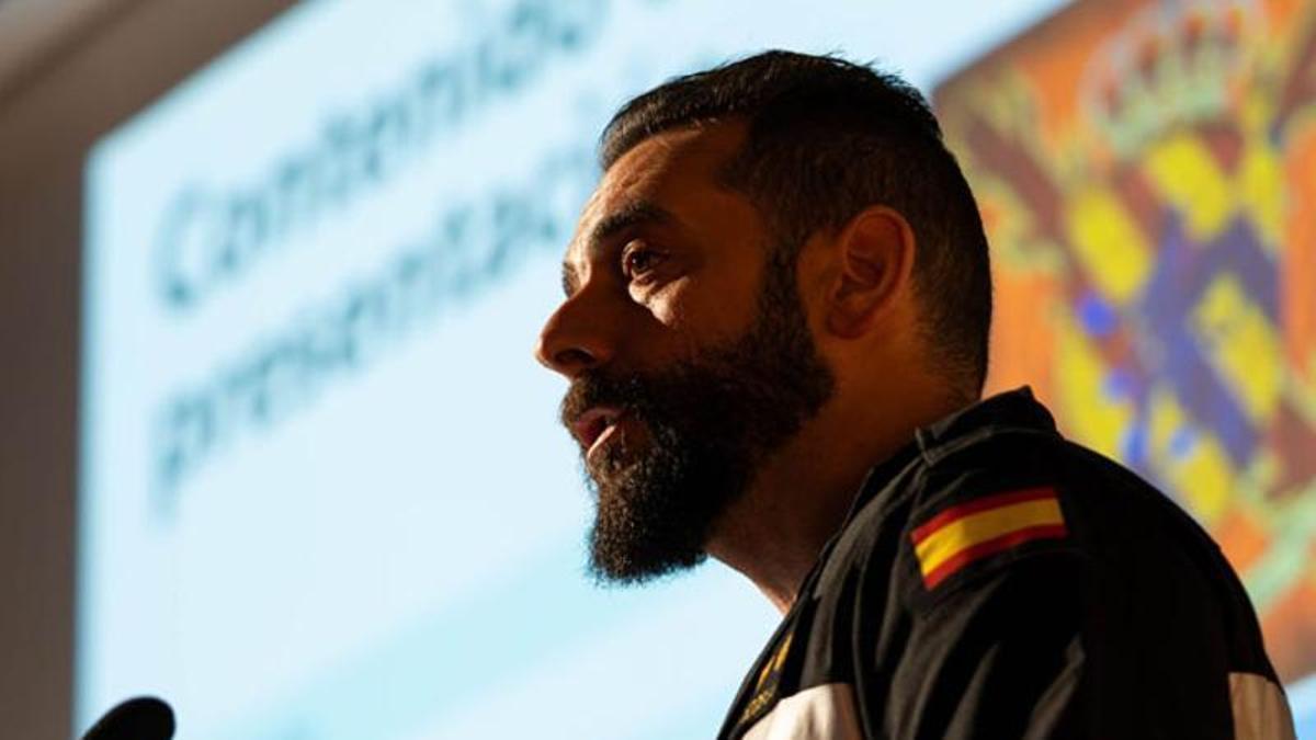 Luis Antonio Rodríguez Álvarez, Teniente Coronel Jefe del Grupo de Intervención en Emergencias Tecnológicas y Medioam­bien­tales de la UME, durante las jornadas veterinarias