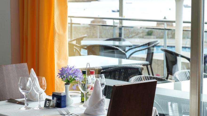 El restaurante del hotel Simbad, imprescindible para disfrutar de las vistas al mar y a Dalt Vila