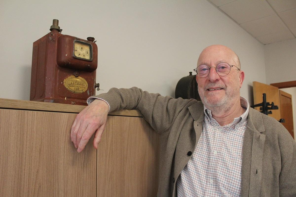 Eduard Genís en el seu despatx amb aparells antics que conserva.