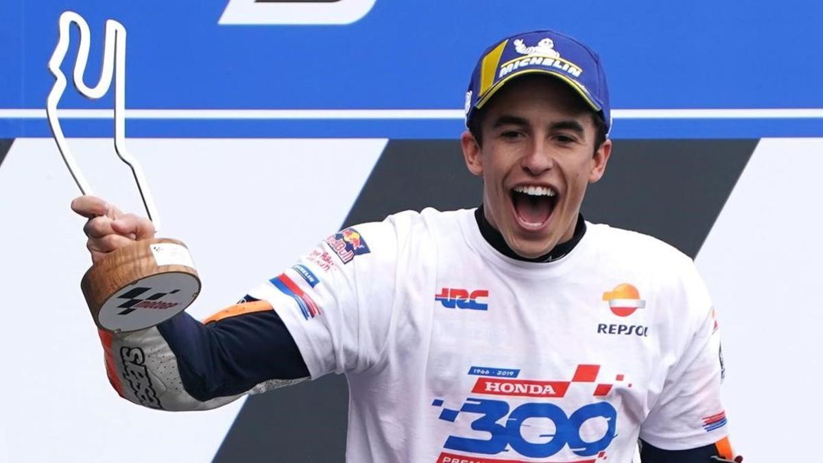 Marc Márquez celebra, en el podio de Le Mans, la victoria nº 300 de Honda en la máxima categoría.