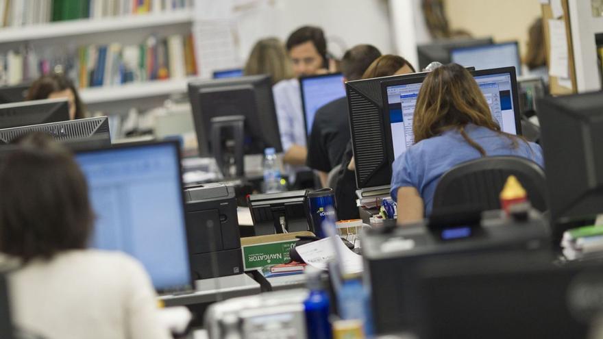 Varias personas trabajan en una oficina. | Europa Press