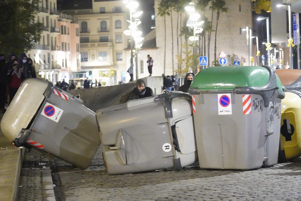 La marxa dels CDRs a Girona acaba amb enfrontaments amb la policia i contenidors cremats