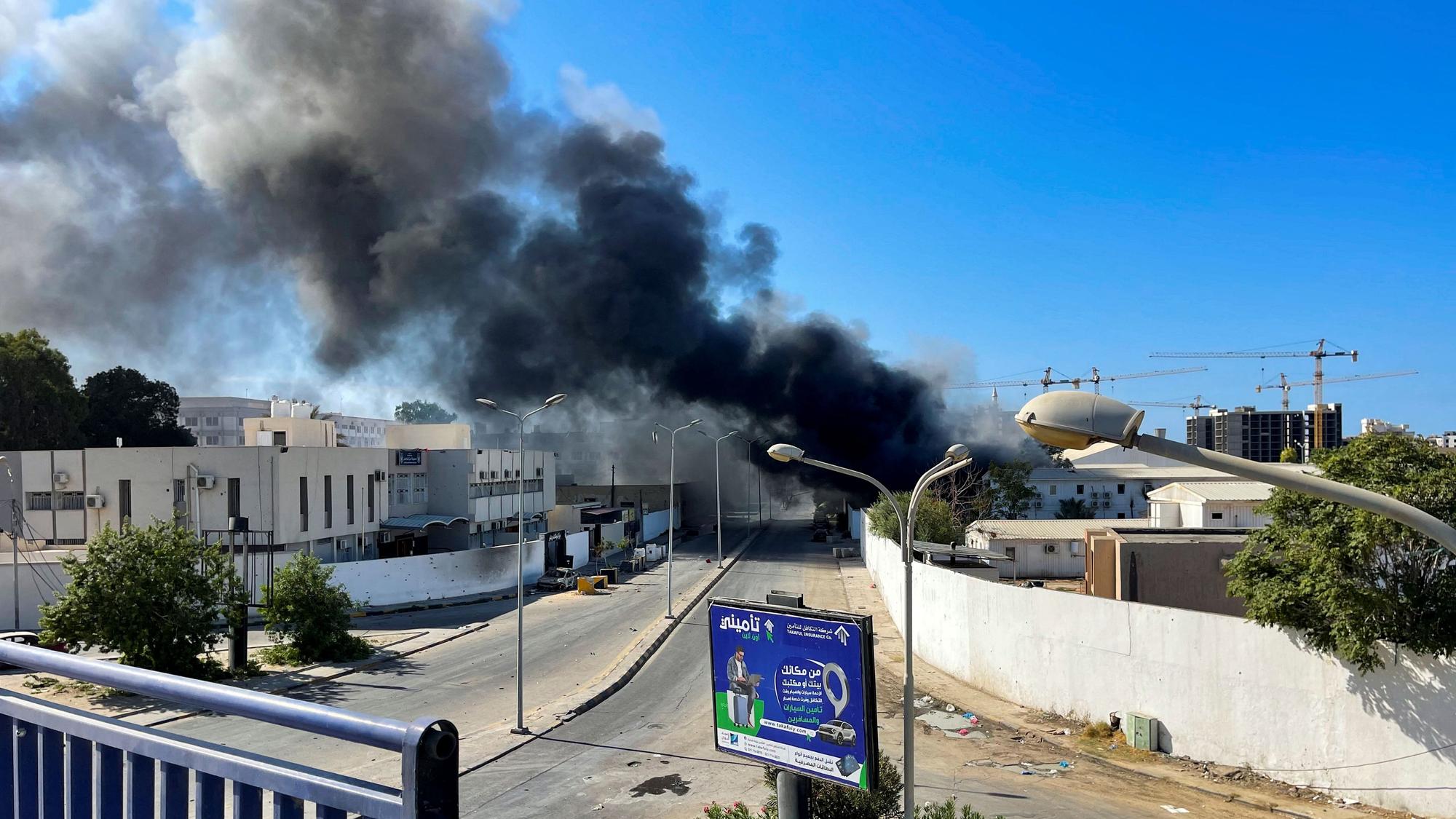 Humareda negra sobre la zona de enfrentamientos en Trípoli, este viernes.