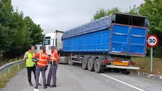 Un camión hace la tijera, su conductor septuplica la tasa de alcohol e inivta a los policías a "una cerveza"