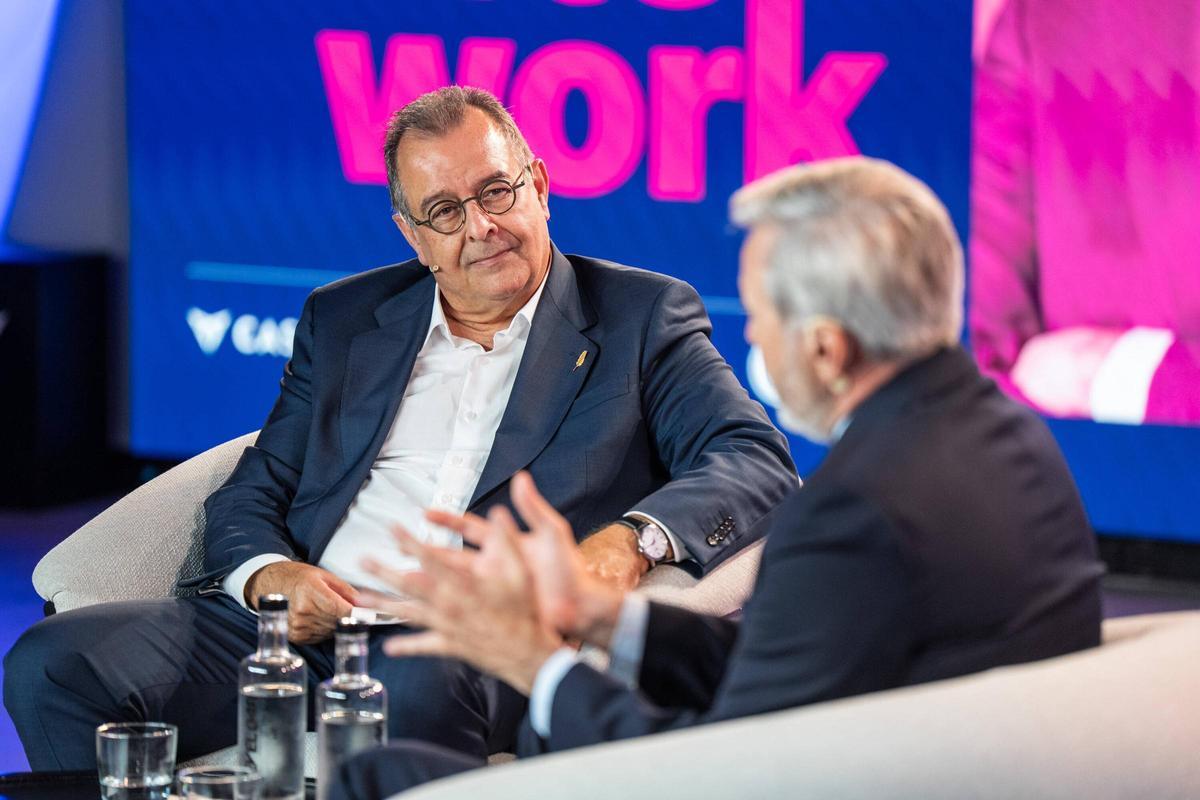 El presidente del Gobierno de Aragón, Jorge Azcón, y Albert Sáez, director de Contenidos de Prensa Ibérica, participan en un encuentro del ciclo Afterwork celebrado en Barcelona