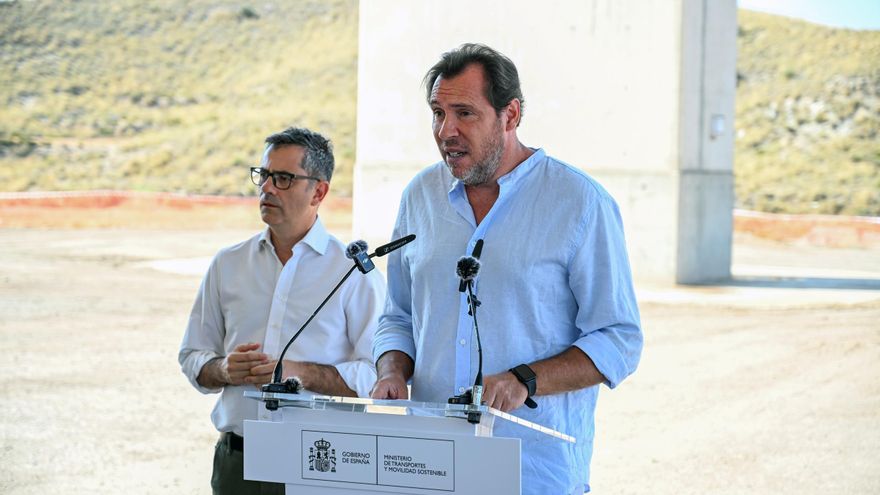El agua sale de una alcantarilla de la zona