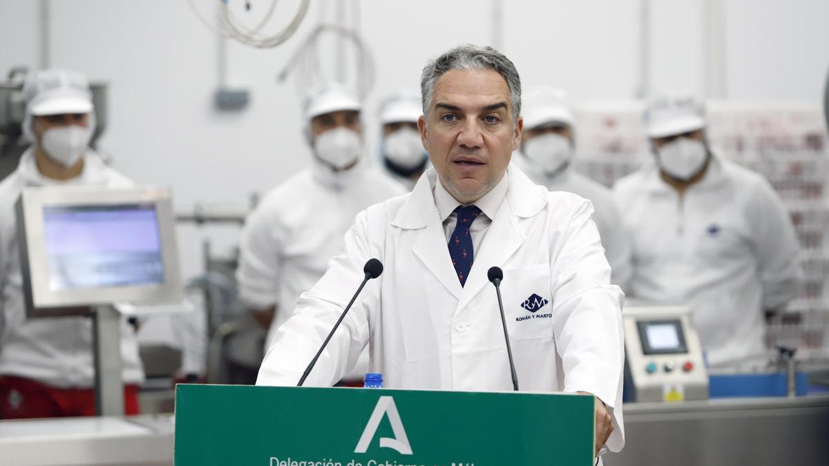 Elías Bendodo, consejero de la Presidencia, Administración Pública e Interior de la Junta de Andalucía, durante su visita a la empresa de productos cárnicos Román y Martos