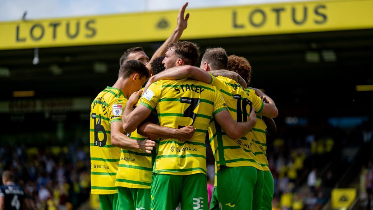 Los jugadores del Norwich, durante un encuentro en Carrow Road